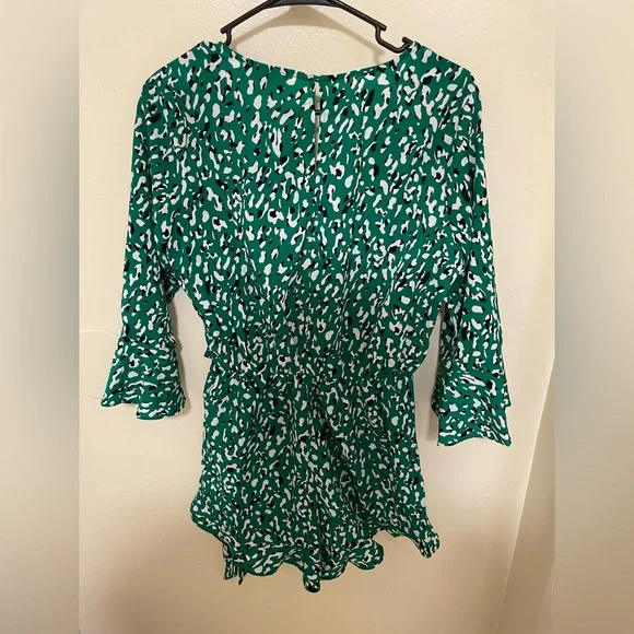 ✨NWT Lulus Make Moves Green and Black Print Flounce Sleeve Romper Size Small - Picture 12 of 15